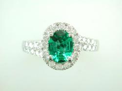 BAGUE OR GRIS 750/00 4.55g 1 EMERAUDE 1.22 VERT 38 DIAMANT 0.65