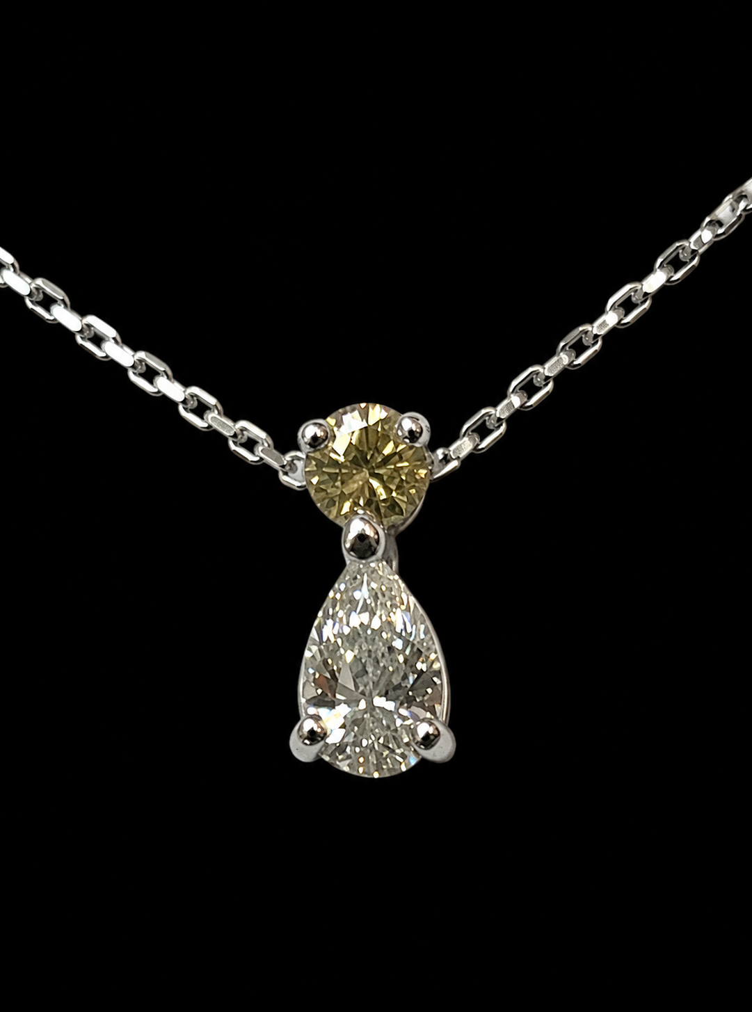 COLLIER OR GRIS 750/00 1.92 g 2 DIAMANTS POIRE 0.33 CT RD 0.14 CT