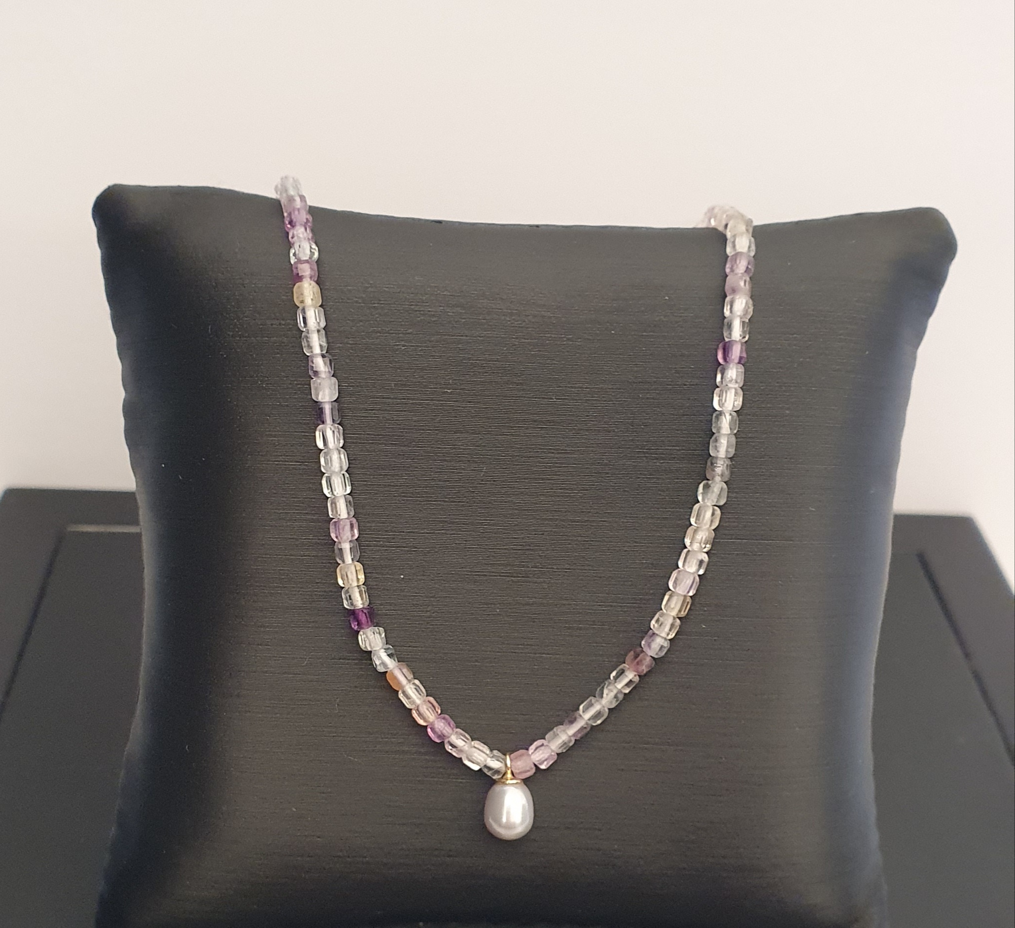 COLLIER OR JAUNE 750/00 FLUORITE 2MM EAU DOUCE CHINE 5/5,5MM DROP TEINTEE