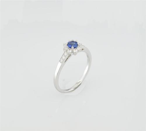 BAGUE OR GRIS 750/00 2.28g 1 SAPHIR 0.34 BLEU 16 DIAMANT 0.21 T54