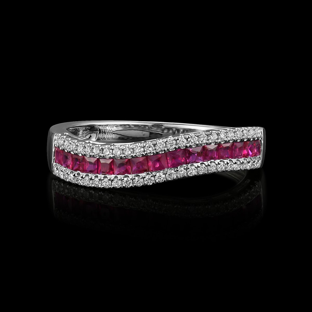 BAGUE OR GRIS 750/00 2.34g 14 RUBIS PRINCESSES 0.49CT 50 DIAMANTS RONDS 0.21CT