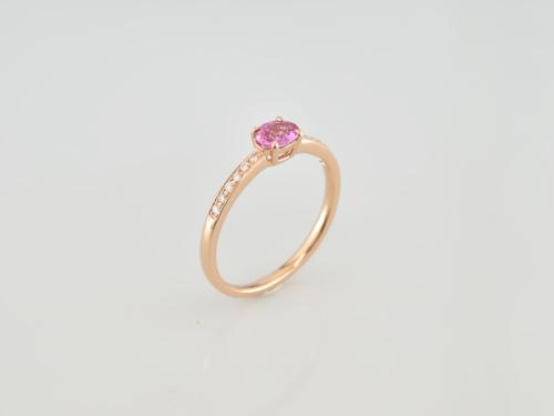 BAGUE OR ROSE 750/00 2.13g 1 SAPHIR ROSE 0.50 12 DIAMANTS 0.07 T54