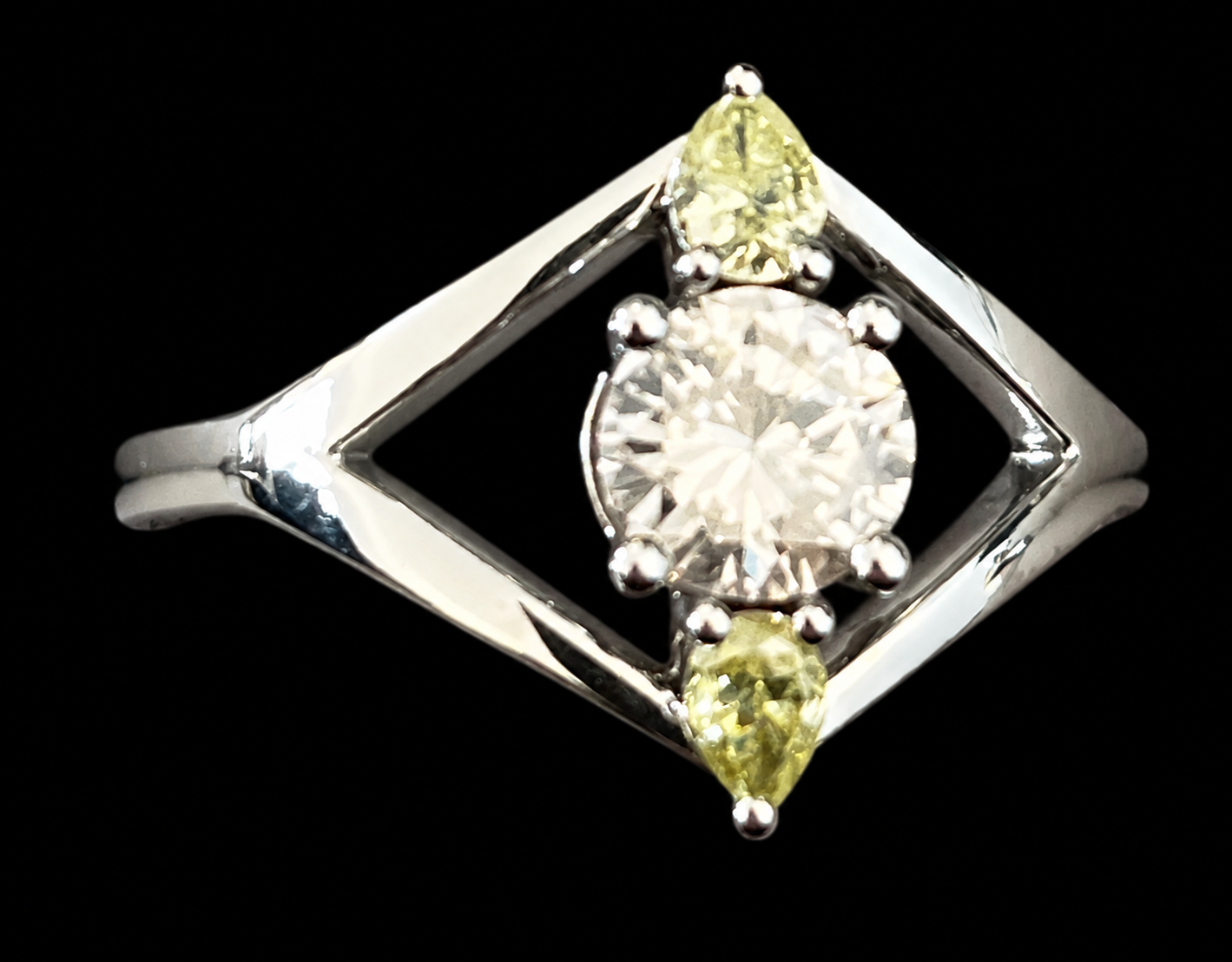 BAGUE OR GRIS 750/00 3.71g 3 DIAMANTS 0.84CT