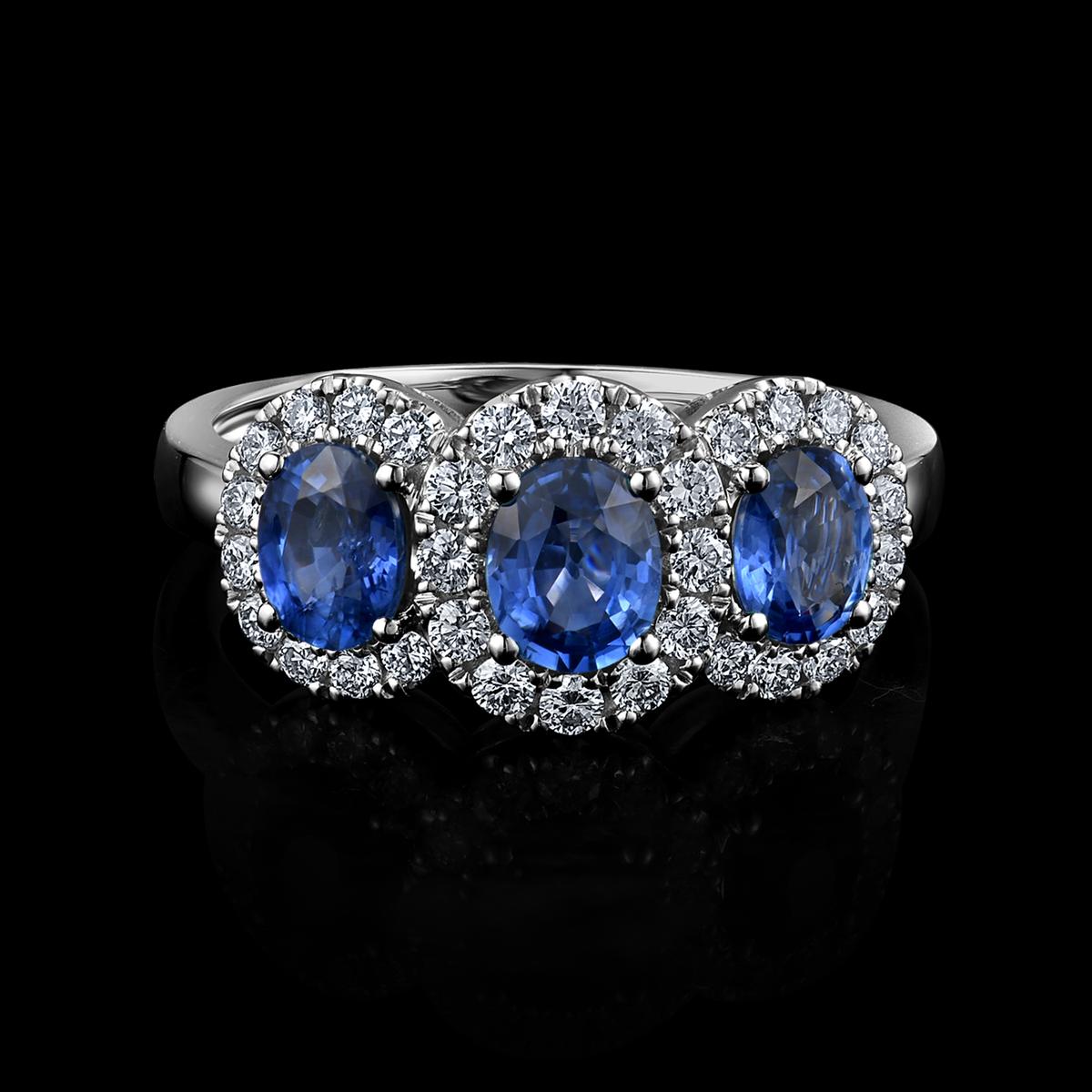 BAGUE OR GRIS 750/00 3.20g 3 SAPHIRS OVALES 1.24CT 30 DIAMANTS RONDS 0.41CT