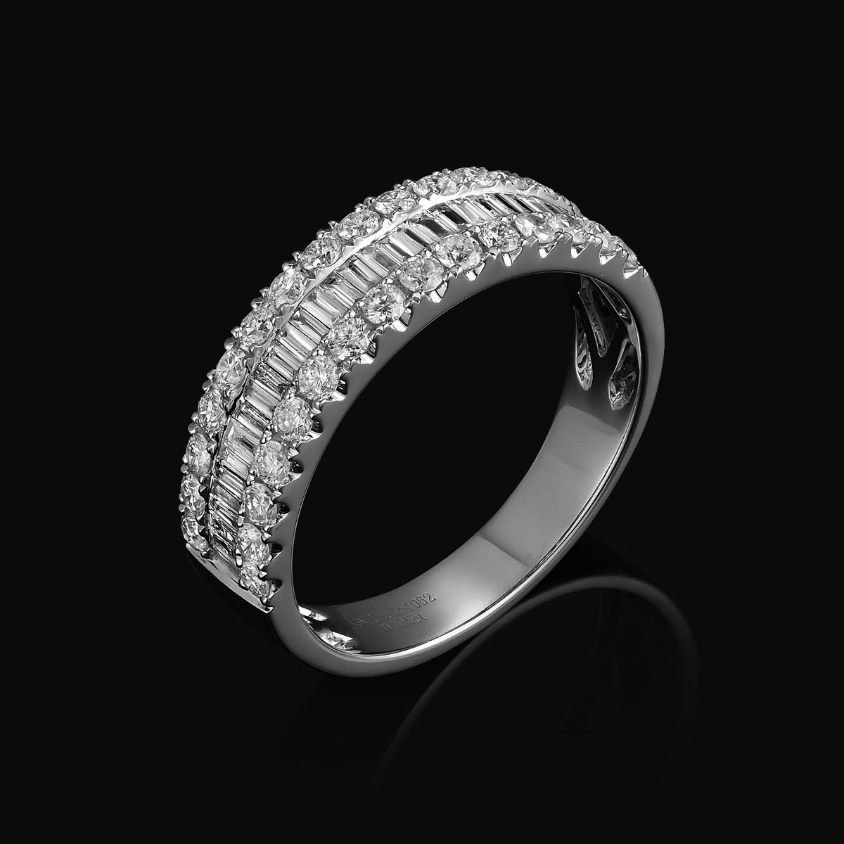 BAGUE OR GRIS 750/00 3.88g 28 DIAMANTS BAGUETTES 0.35CT 30 DIAMANTS RONDS 0.65CT
