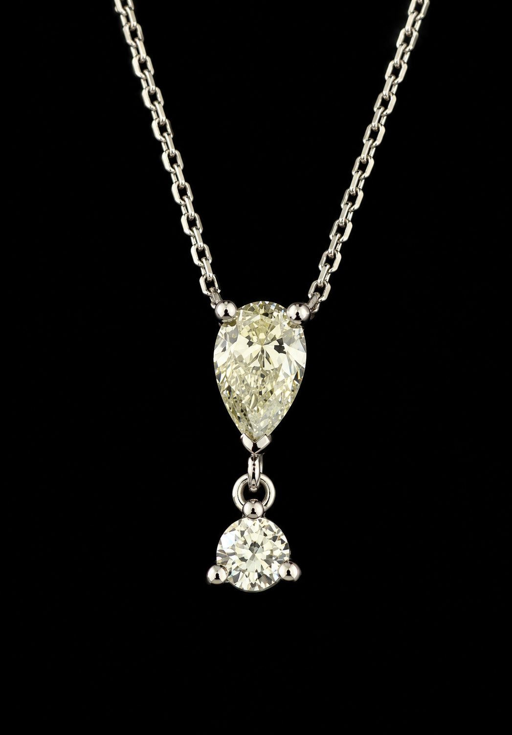 COLLIER OR GRIS 750/00 2.76g 2 DIAMANTS 0.72CT