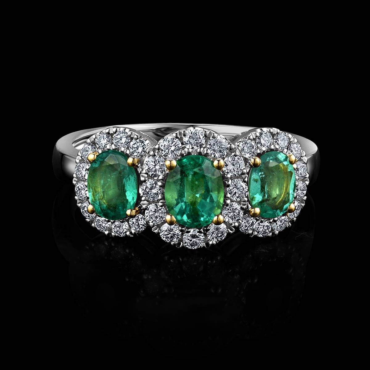 BAGUE OR GRIS / OR JAUNE 750/00 3.70g 3 EMERAUDES OVALES 1.60CT 34 DIAMANTS RONDS 0.50CT