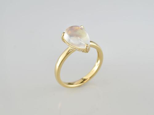 BAGUE OR JAUNE 750/00 3.23g 1 MOONSTONE 2.88 20 DIAMANT 0.19 T54