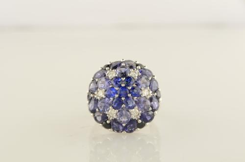 BAGUE OR GRIS 750/00 8.17g 13 SAPHIR 2.13CT 18 IOLITE 4.56CT 6 DIAMANT 0.27CT T54