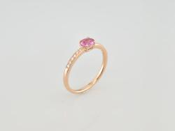 BAGUE OR ROSE 750/00 2.13g 1 SAPHIR ROSE 0.50 12 DIAMANTS 0.07 T54