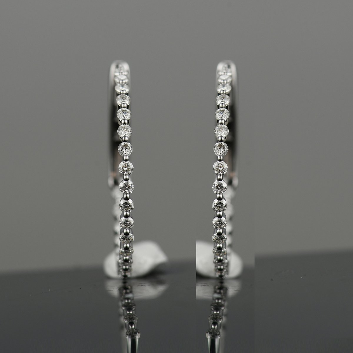 BO CREOLES OR GRIS 750/00 1.85g 48 DIAMANTS RONDS 0.47CT