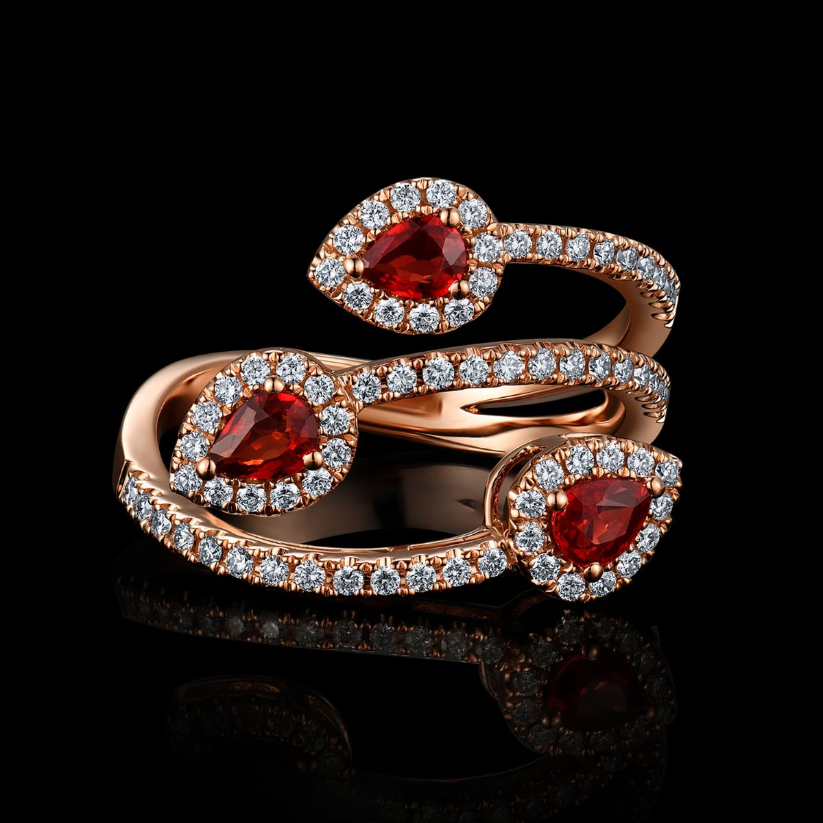 BAGUE OR ROSE 750/00 4.33g 3 RUBIS POIRES 0.72CT 74 DIAMANTS RONDS 0.45CT