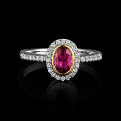 BAGUE OR GRIS / OR JAUNE 750/00 3.55g 1 RUBIS OVALE 0.54CT 34 DIAMANTS RONDS 0.24CT