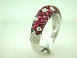 BAGUE OR GRIS 750/00 3.85g RUBIS 1.29CT 42 DIAMANTS 0.30CT T54