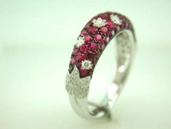 BAGUE OR GRIS 750/00 3.85g 63 RUBIS 1.29CT 42 DIAMANTS 0.30CT