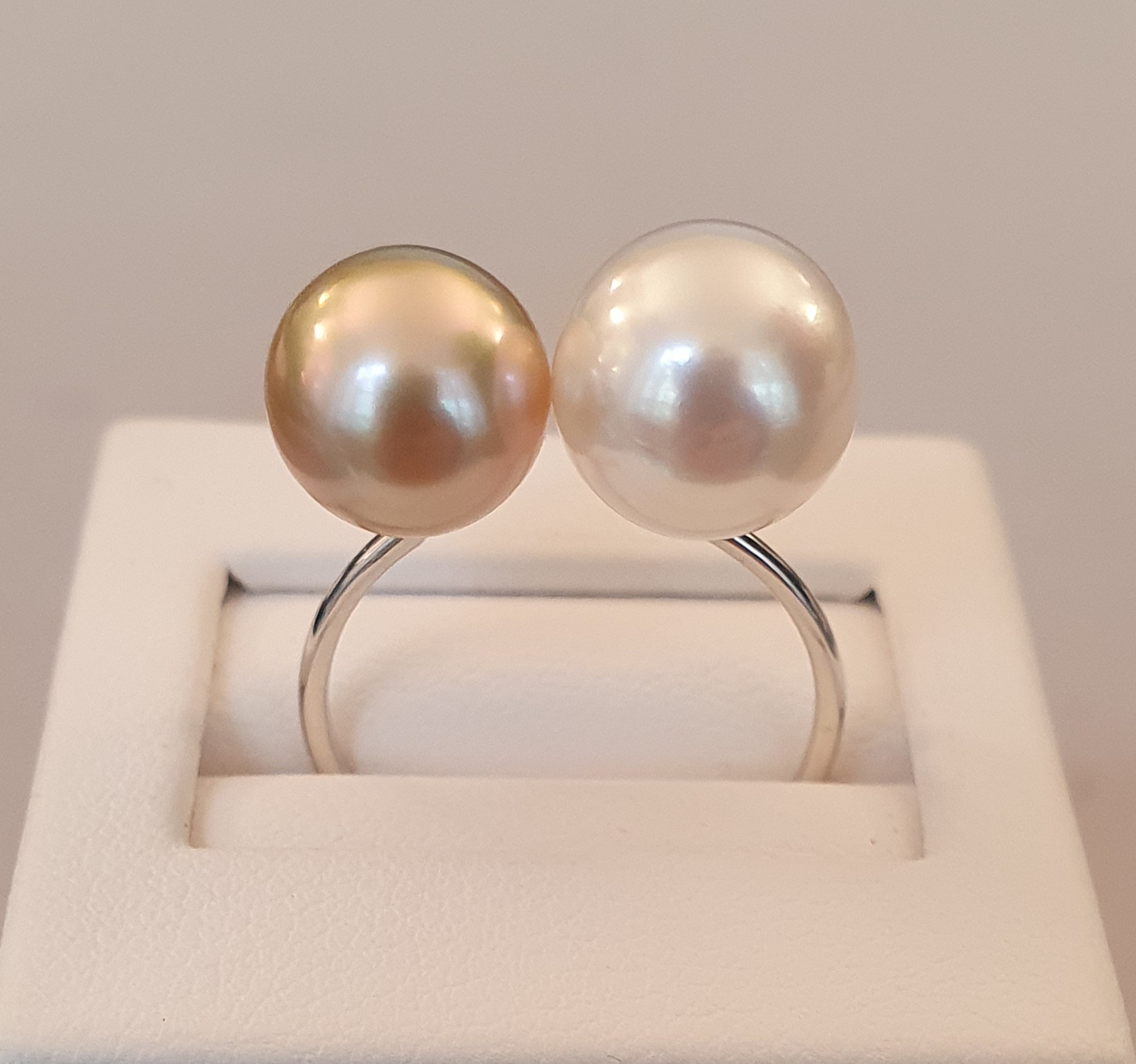 BAGUE OR GRIS 750/00 T53  0.82g MER DU SUD + ED CHINE 8/10MM RONDE BLANC/NATUREL