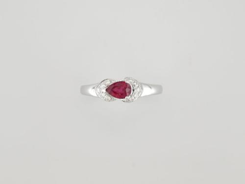 BAGUE OR GRIS 750/00 3.04g 1 RUBIS 0.50 14 DIAMANT 0.09