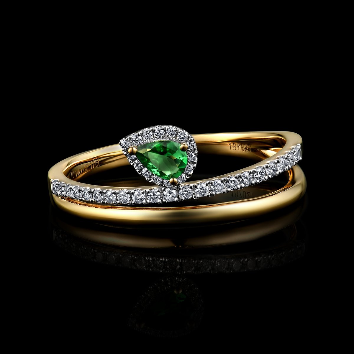 BAGUE OR GRIS / OR JAUNE 750/00 2.74g 1 TSAVORITE POIRE 0.14CT 36 DIAMANTS RONDS 0.17CT