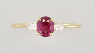 BAGUE OR JAUNE 750/00 1.33g 1 RUBIS 0.59 2 DIAMANT 0.16 T54
