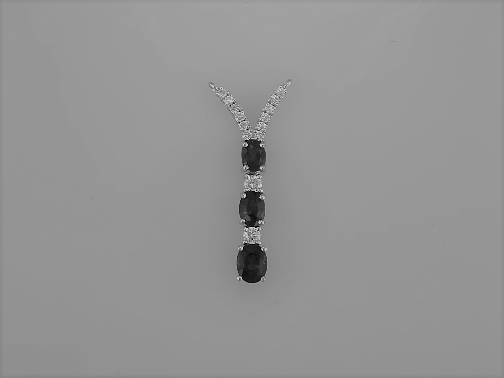 COLLIER OR GRIS 750/00 2.73g 3 EMERAUDE 0.71 14 DIAMANT E0.46(3) D0.14(14) G2,730.14