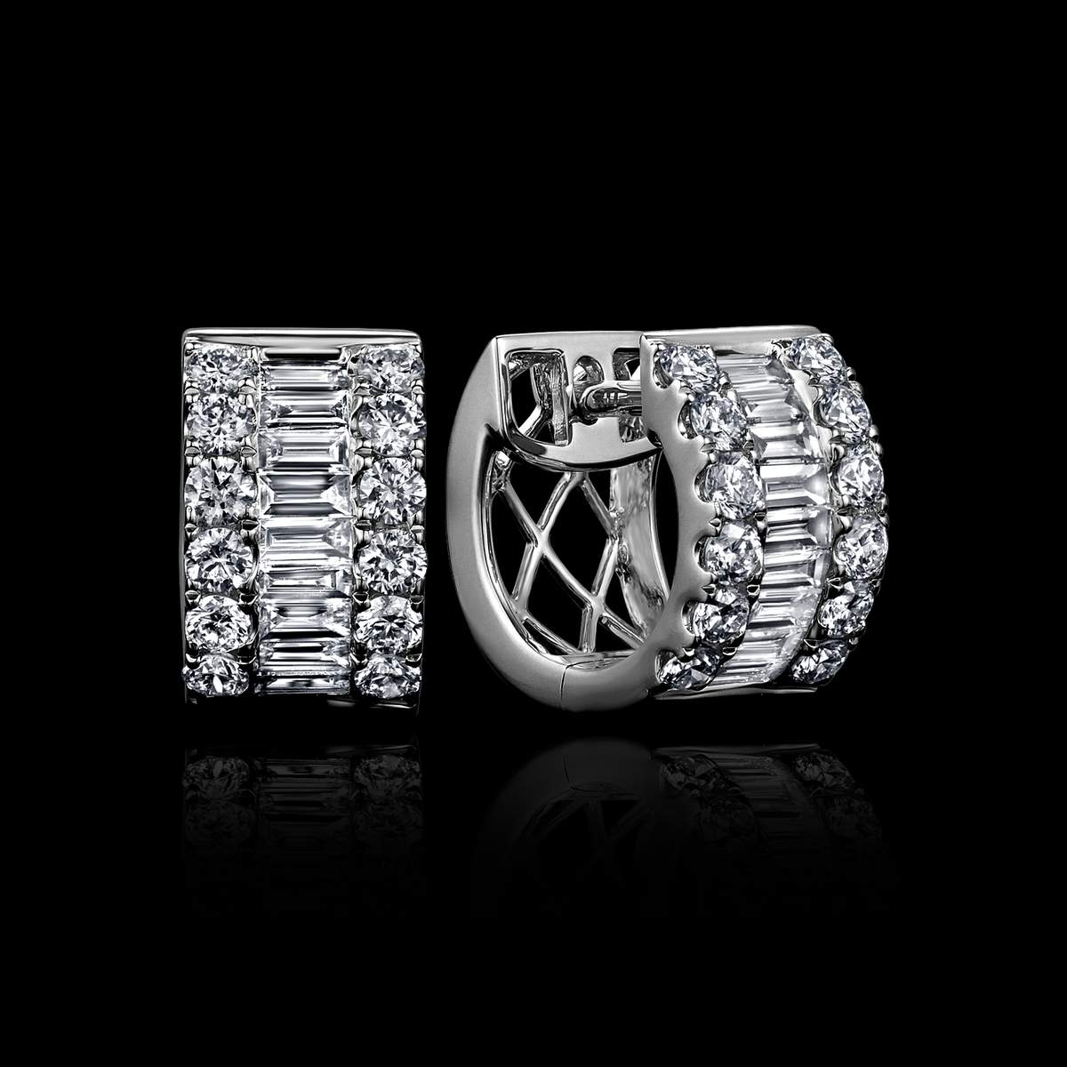 BO CREOLES OR GRIS 750/00 2.66g 20 DIAMANTS BAGUETTES 0.35CT 24 DIAMANTS RONDS 0.40CT