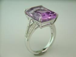 BAGUE OR GRIS 750/00 4.50g 1 AMETHYSTE 10.80CT 32 DIAMANT 0.21CT T54