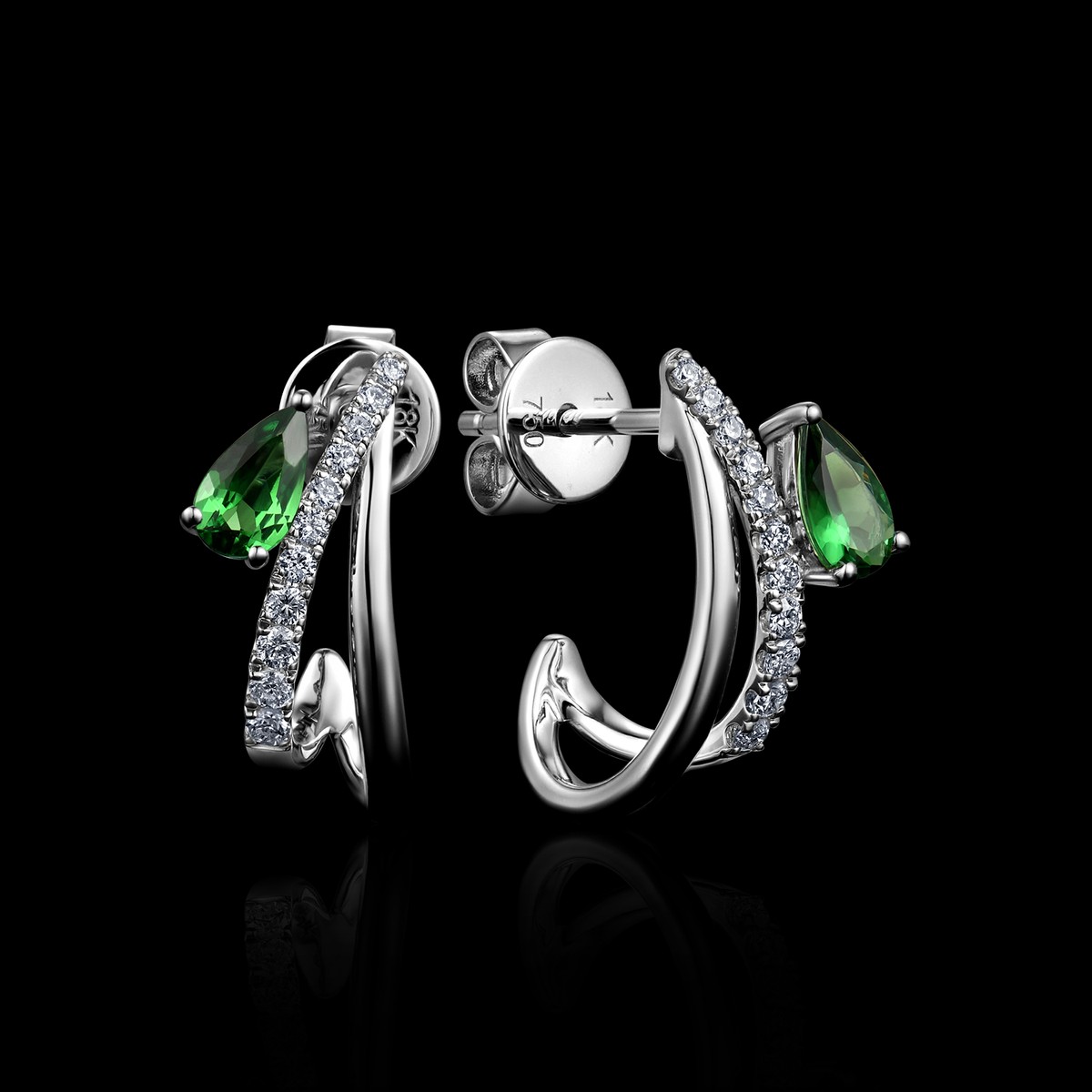 BO OR JAUNE ET OR GRIS 750/00 2.80g 2 POIRES TSAVORITES 0.38CT 22 DIAMANTS RONDS 0.15CT
