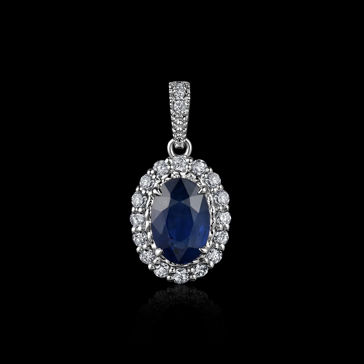 PENDENTIF OR GRIS 750/00 0.53g 1 SAPHIR OVALE 0.78CT 19 DIAMANTS RONDS 0.13CT