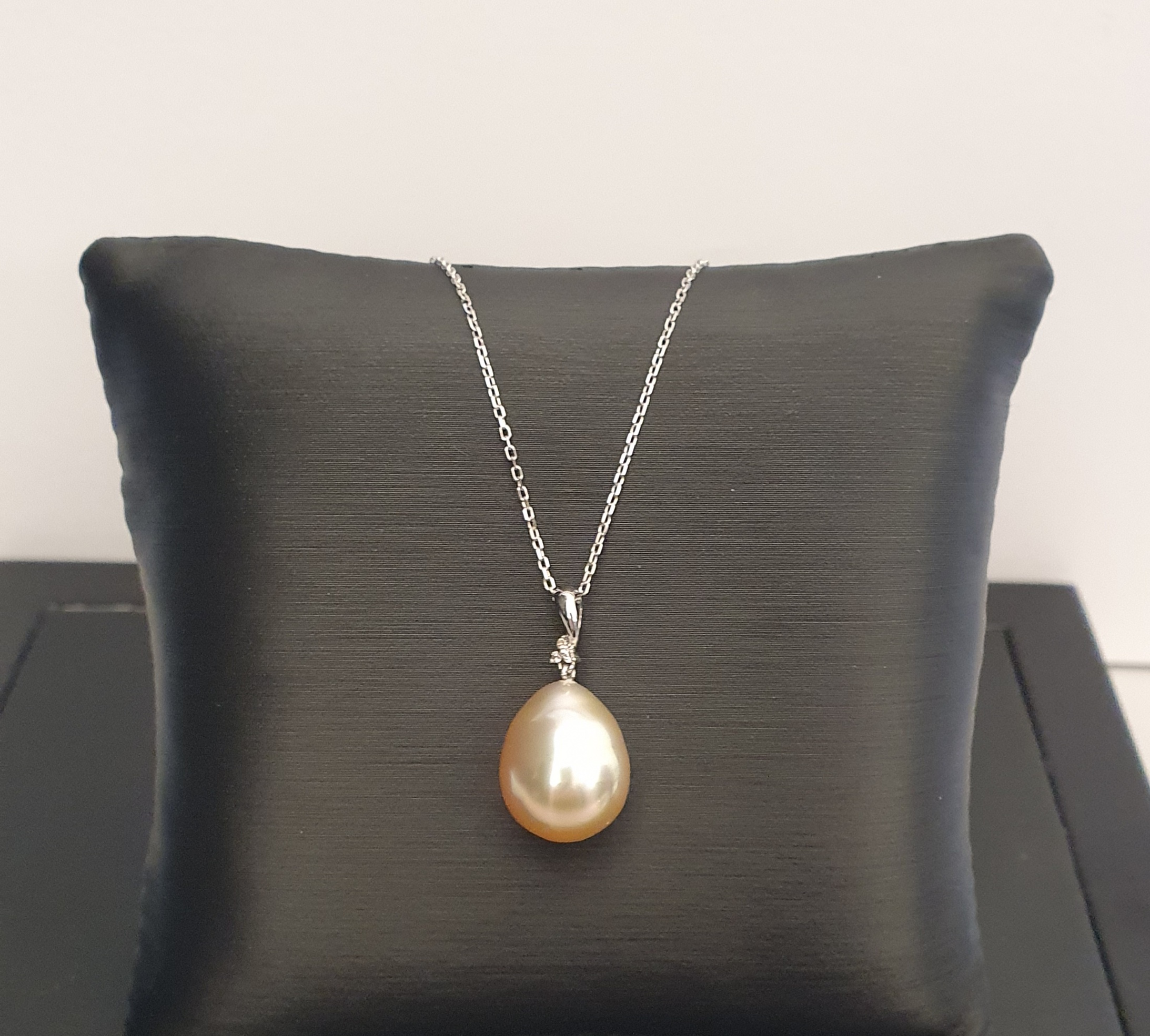 PENDENTIF OR GRIS 750/00 0.35g MERS DU SUD AUSTRALIE 11/12MM POIRE GOLD 3 DIAMANT 0.01