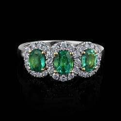 BAGUE OR GRIS / OR JAUNE 750/00 3.70g 3 EMERAUDES OVALES 1.60CT 34 DIAMANTS RONDS 0.50CT