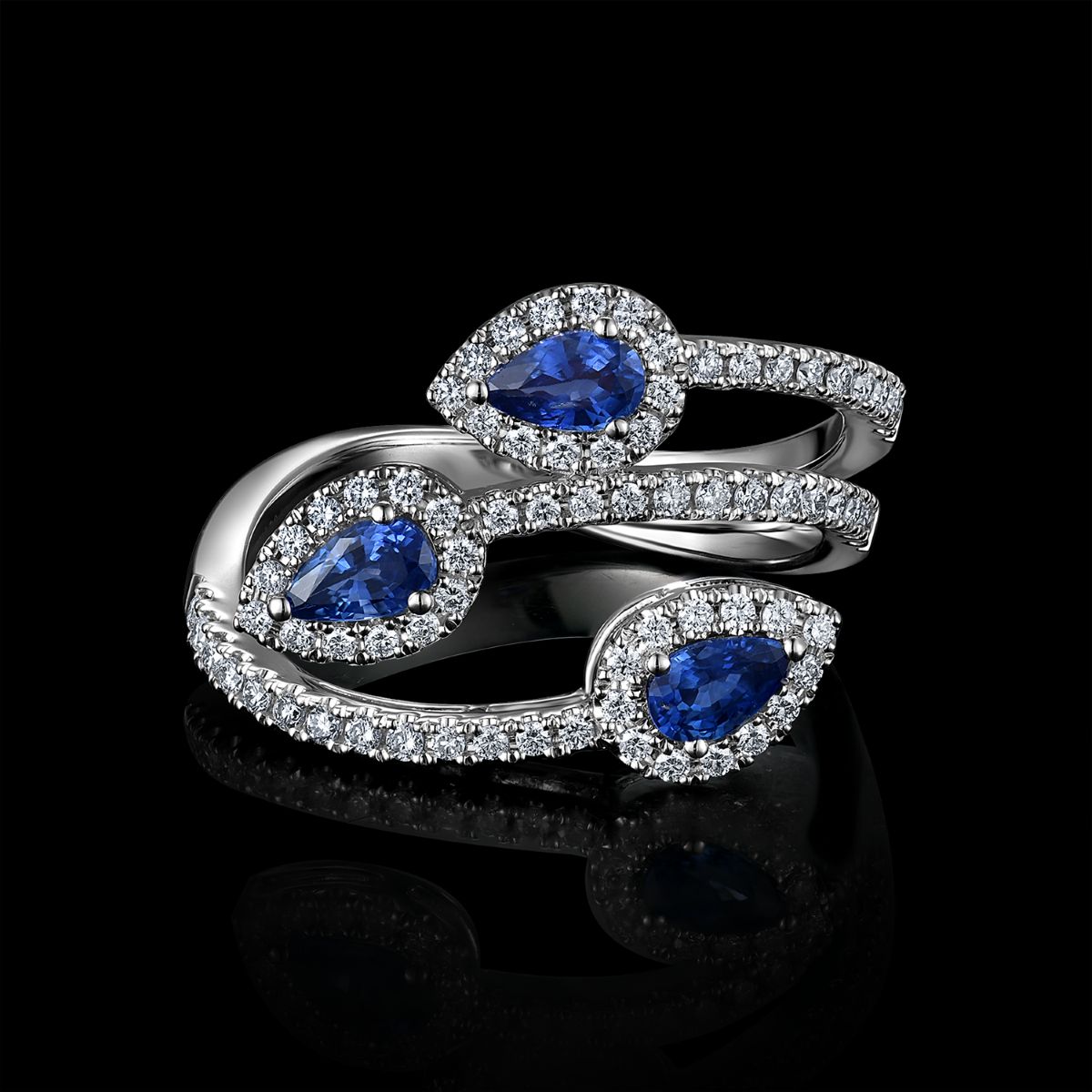 BAGUE OR GRIS 750/00 4.53g 3 SAPHIRS POIRES 0.87CT 74 DIAMANTS RONDS 0.44CT