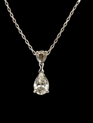 COLLIER OR GRIS 750/00 1.92 g 2 DIAMANTS POIRE 0.33 CT RD 0.14 CT