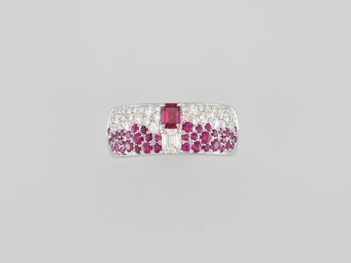 BAGUE OR GRIS 750/00 7.60g 40 RUBIS 0.90 44 DIAMANT 0.52 T54