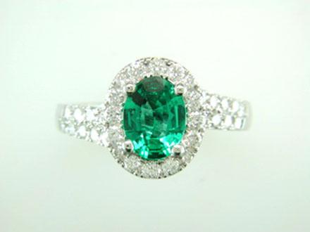 BAGUE OR GRIS 750/00 4.55g 1 EMERAUDE 1.22 VERT 38 DIAMANT 0.65