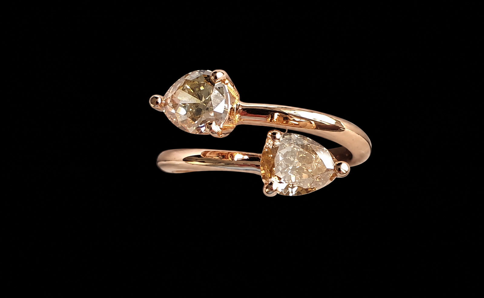 BAGUE OR ROSE 750/00 3.60g 2 DIAMANTS POIRES DE COULEUR 1.38CT