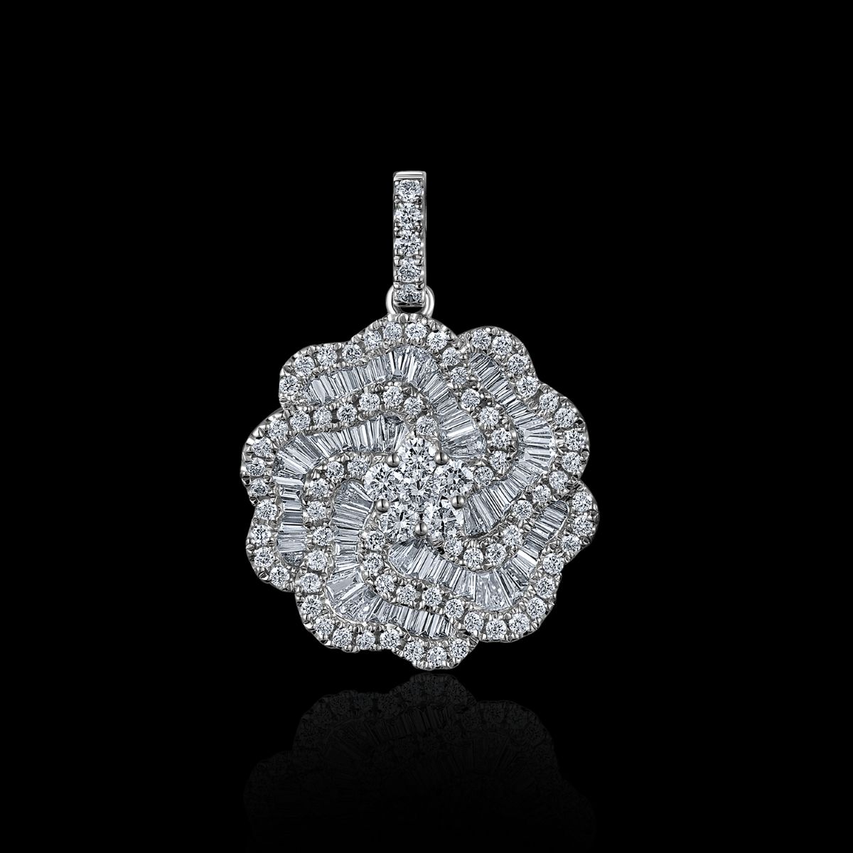 PENDENTIF OR GRIS 750/00 1.30g 17 DIAMANTS BAGUETTES 0.07CT 45 DIAMANTS TRAPEZE 0.35CT 86 DIAMANTS RONDS 0.36CT